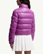 Женская короткая куртка Moncler Petra с глянцевым эффектом и наполнителем из пуха | Цвет фуксия