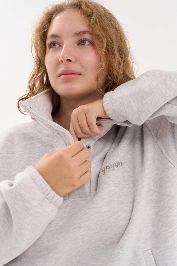 Свитшот с воротником на кнопках из футера с начесом в сером цвете