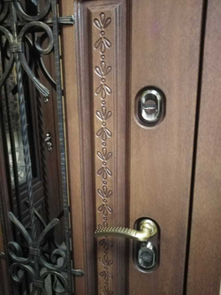 Входная металлическая  дверь с терморазрывом Лацио Винорит Вайт со стеклопакетом и ковкой Заводские двери