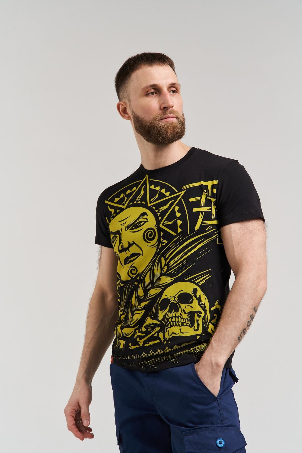 Футболка Варгградъ мужская с чёрно-желтой печатью «Солнце за нас-2»