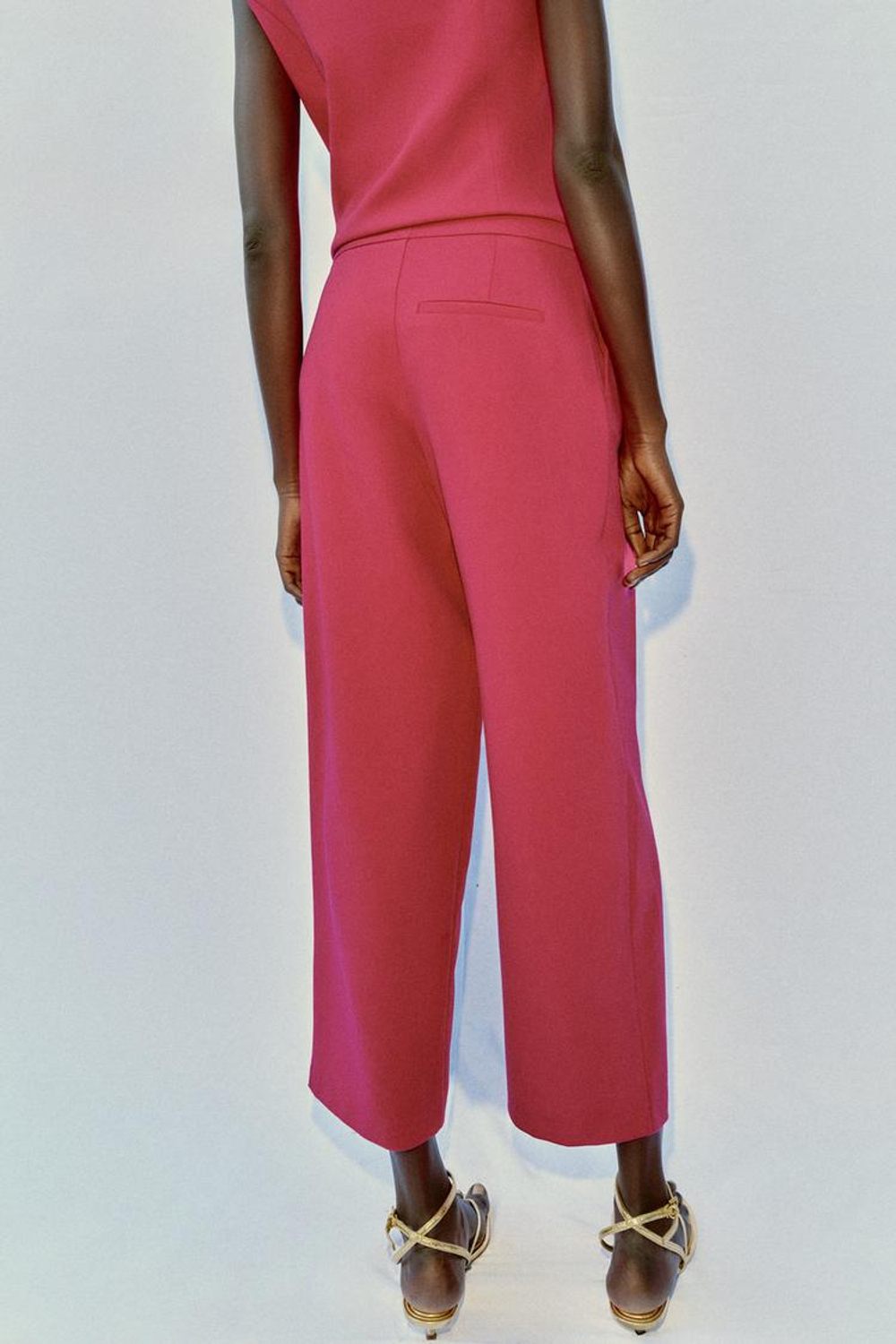 ZARA БРЮКИ CARROT FIT СО СКЛАДКАМИ, ЦВЕТ ФУКСИИ