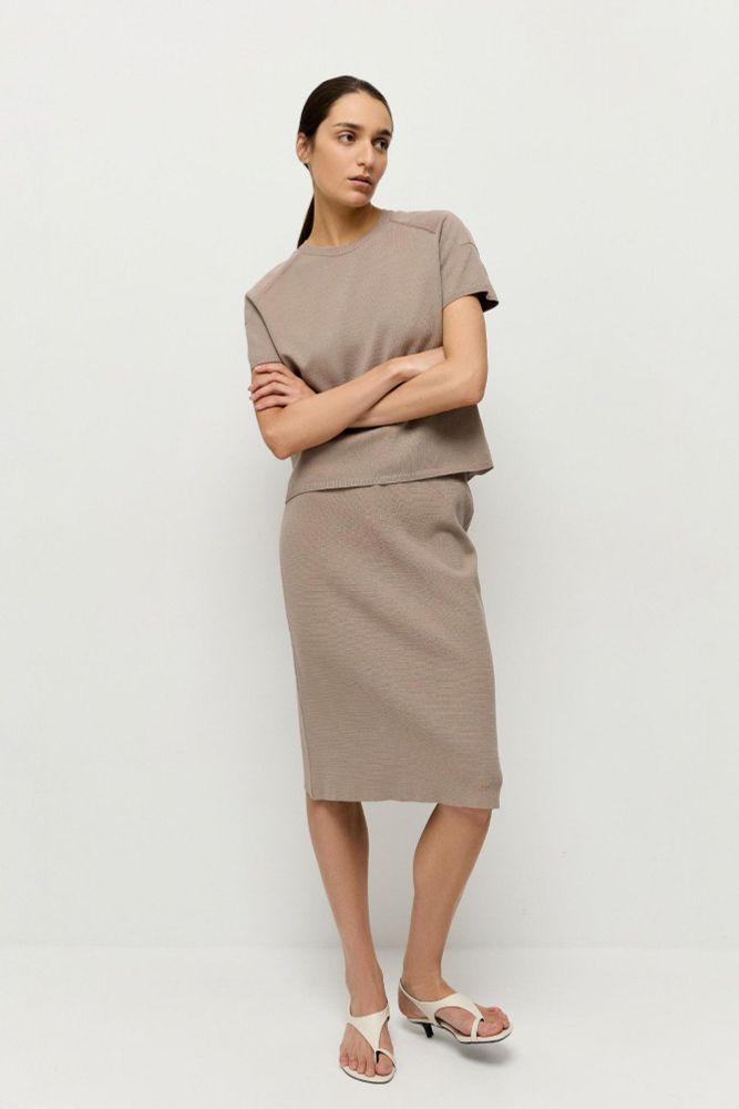 Джемпер-футболка с акцентными плечами