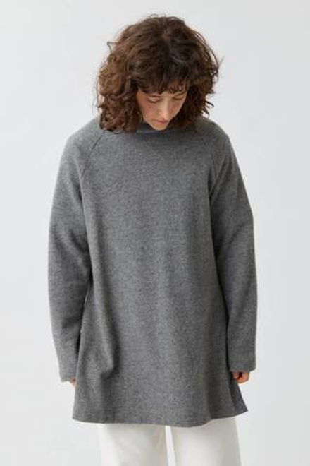 Свитер с разрезами и стойкой светло-серого цвета