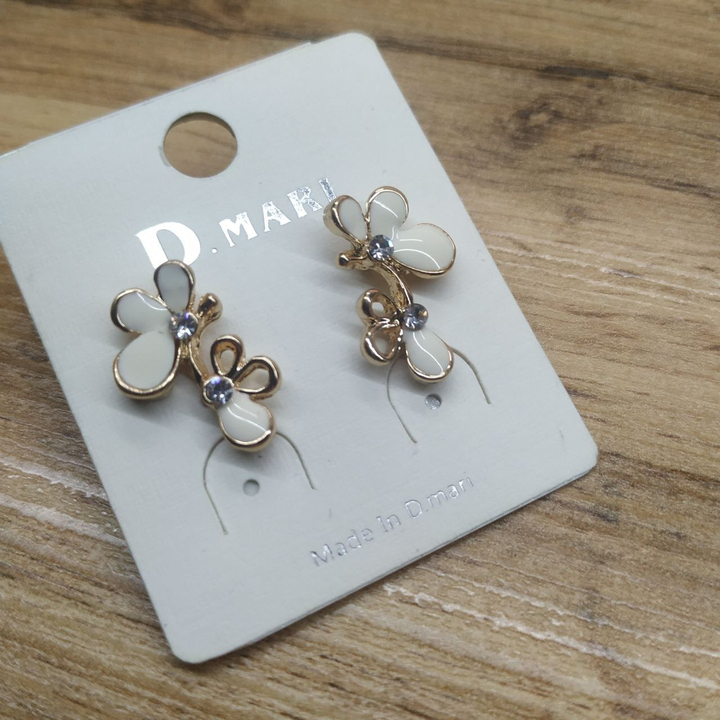 Серьги-гвоздики Полуцветок лепестки 2 половинки стразы эмаль белая металл золотистый