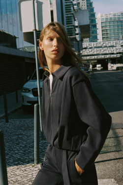 ZARA БОМБЕР ИЗ МЯГКОЙ ТКАНИ СО СКЛАДКАМИ, УГОЛЬНЫЙ