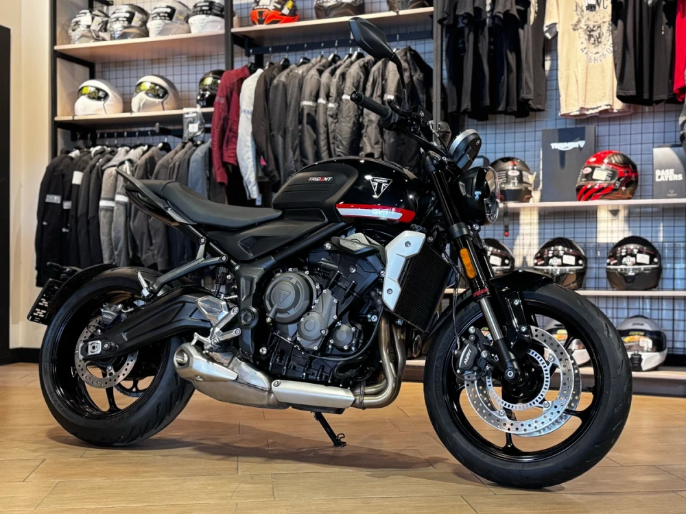 Triumph Trident 660, 2021 черный глянцевый