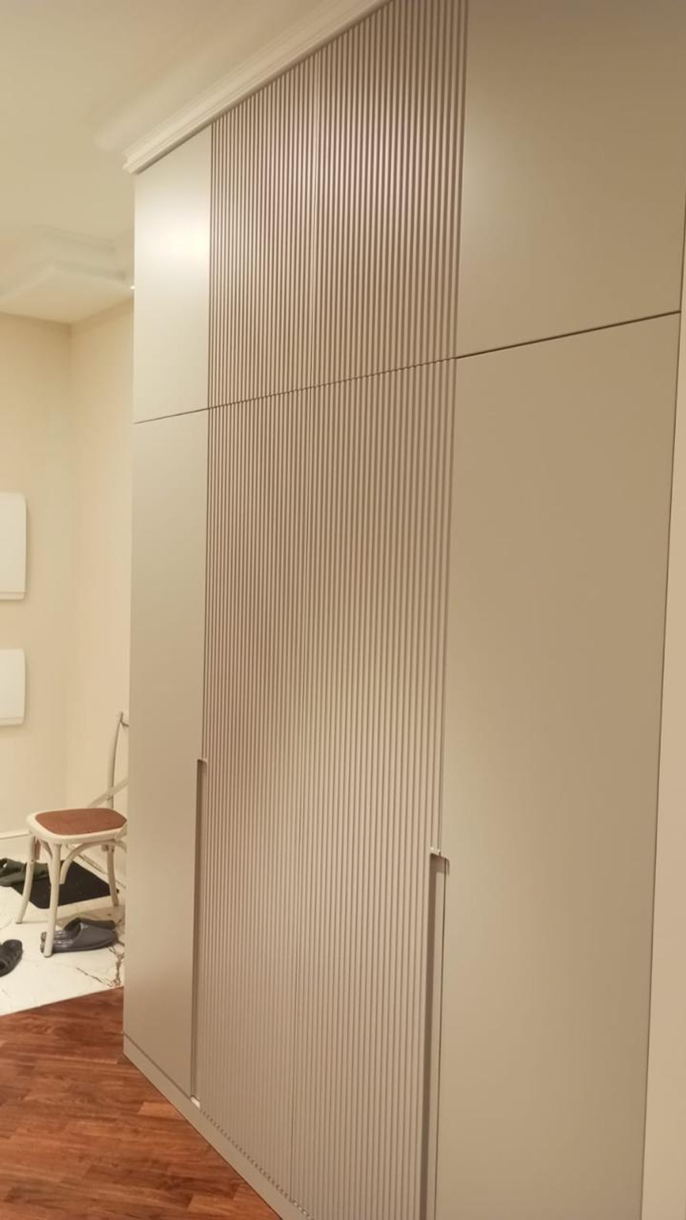 Современный встроенный шкаф-распашенка