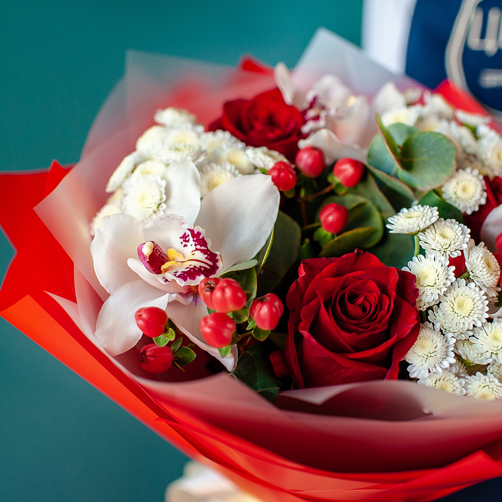 Яркий букет с орхидеей в красных тонах