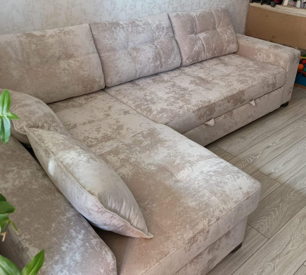 Угловой диван с длинным подлокотником