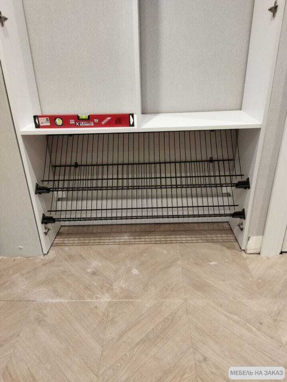 Шкаф встроенный в нишу для прихожей