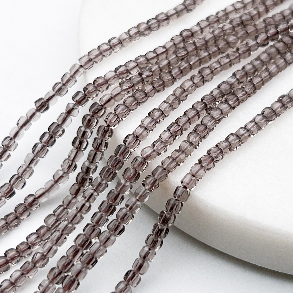 Дымчатый кварц куб бусины ("Раухтопаз"), размер около 2,5 мм, цена за отрезок 19 см (1/2 нити)