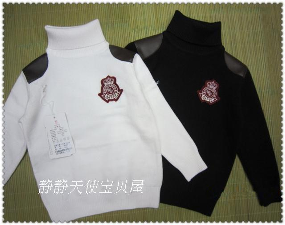 Джемпер-водолазка детский с погонами из кожи и лейблом