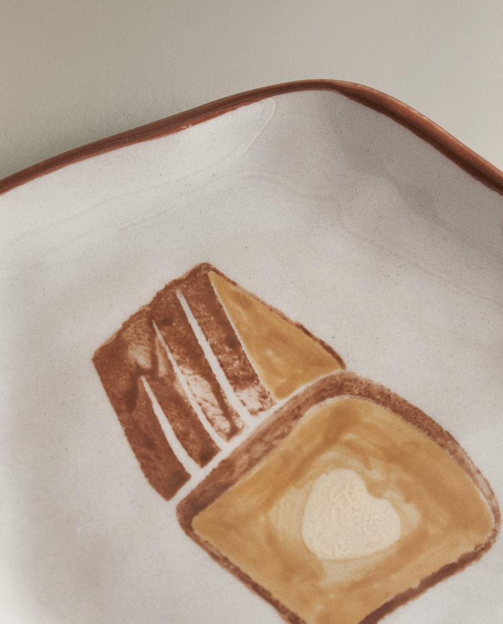 ZARA HOME ТАРЕЛКА С ПРИНТОМ, КОРИЧНЕВЫЙ/БЕЛЫЙ