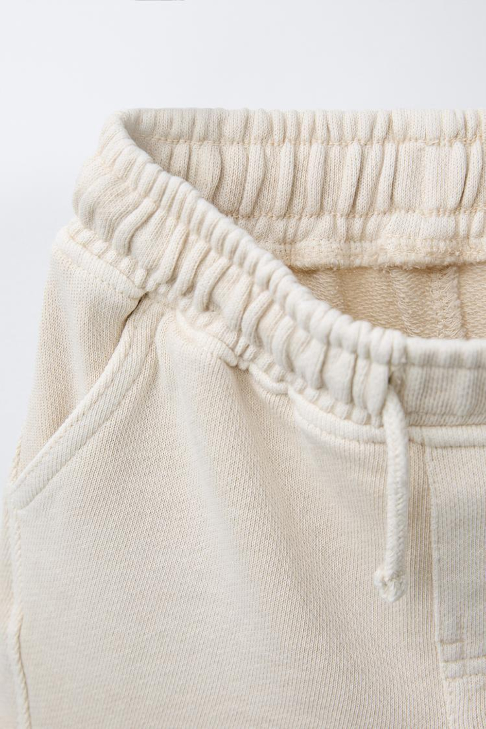 ZARA ШОРТЫ ИЗ МЯГКОЙ ТКАНИ С НАШИВКОЙ, ЭКРЮ