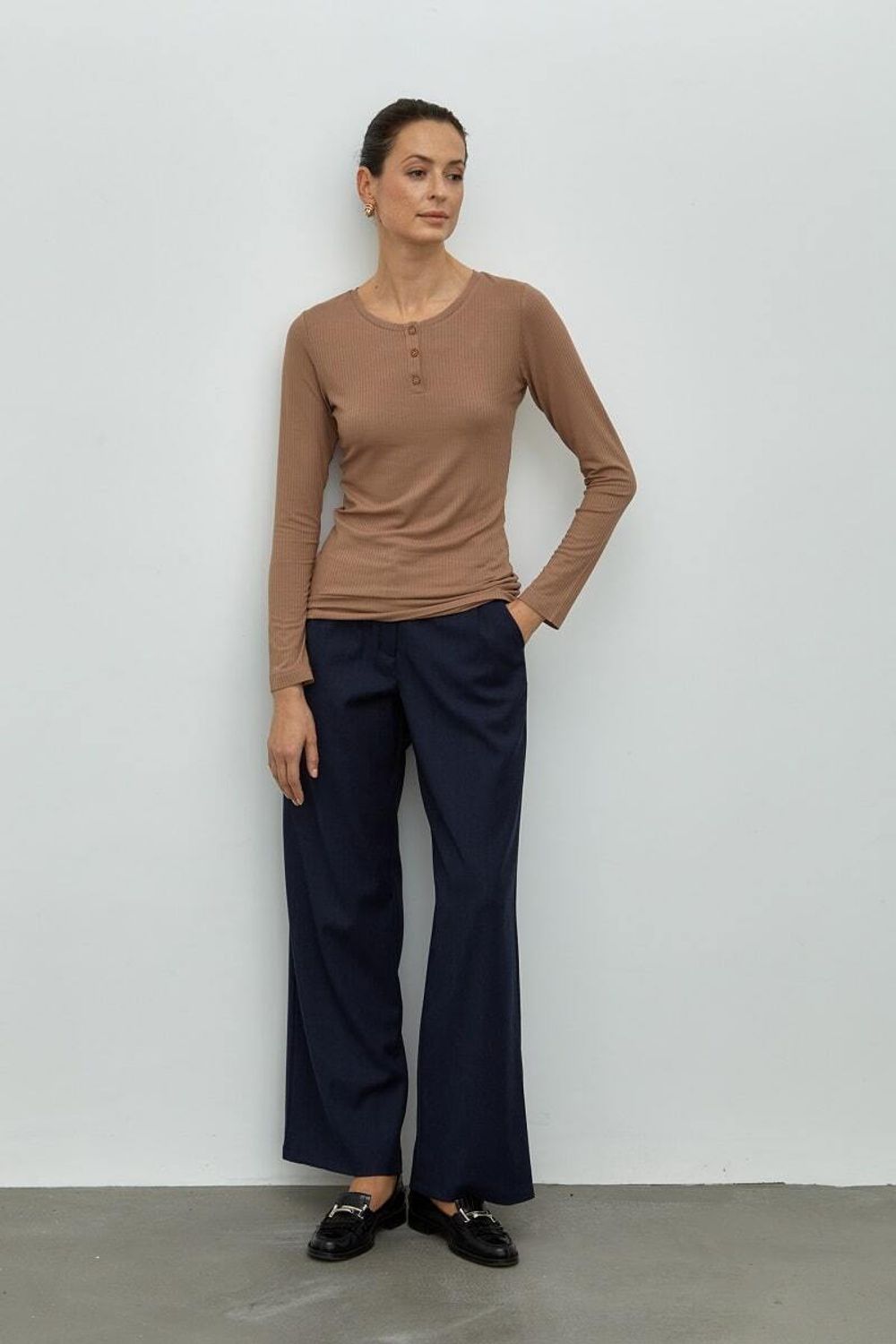 Лонгслив с пуговицами бежевый