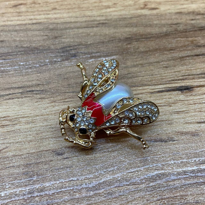 Брошь Шмель эмаль красная жемчужинка стразы металл золотистый