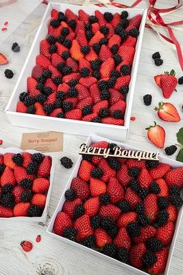Набор со свежими ягодами Клубника - Ежевика