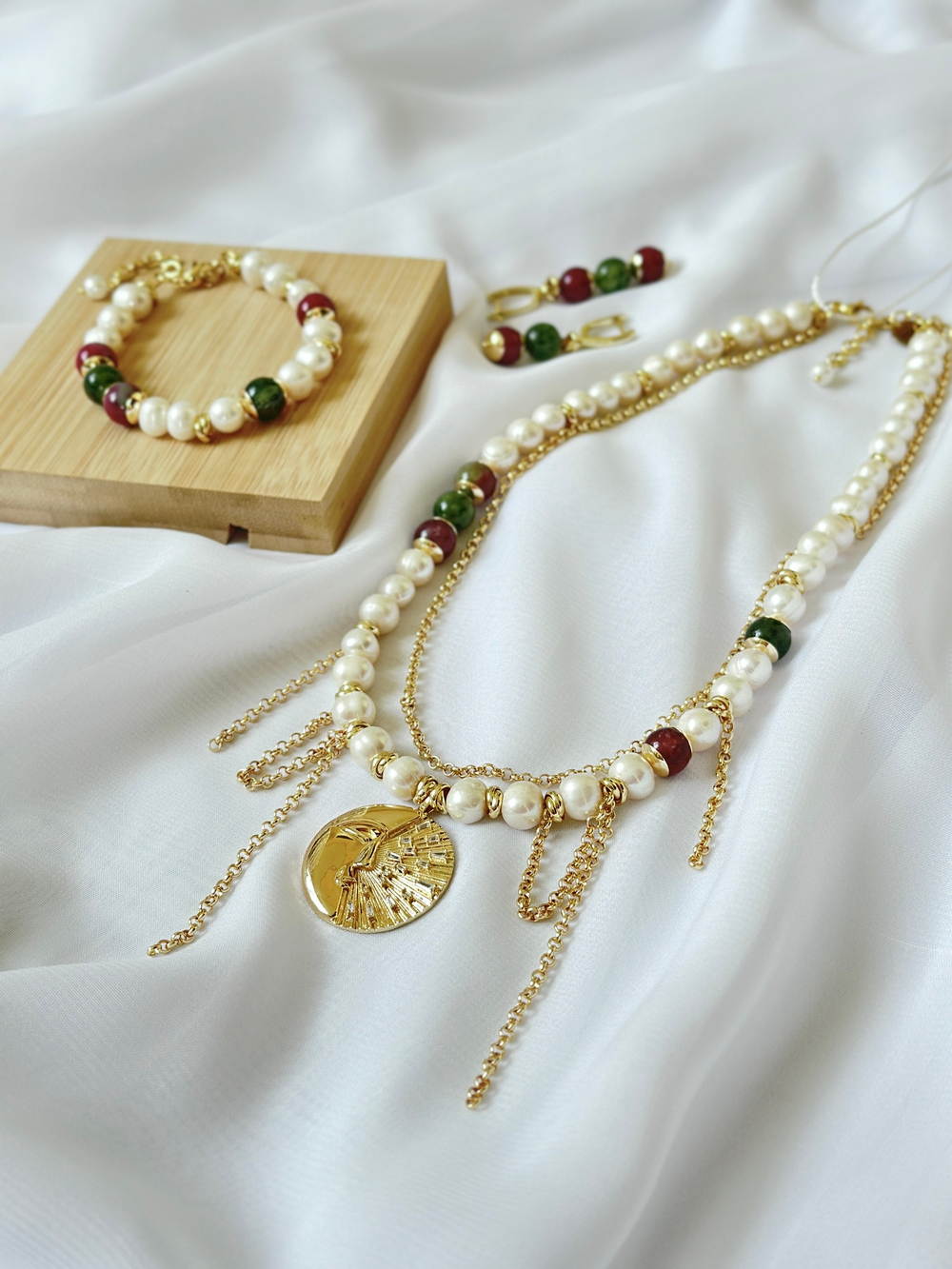 Колье из речного жемчуга и турмалина с цепочками и кулоном "луна и солнце", оттенок золото