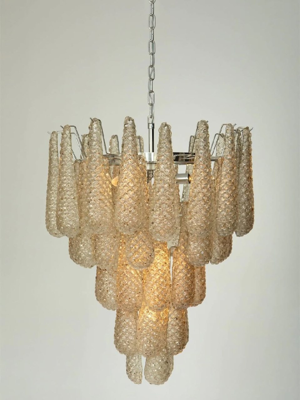 Эффектная люстра с каскадом фактурных стеклянных подвесок ✨