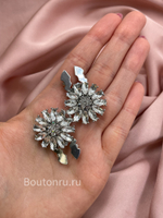 Накладки на пуговицы в форме цветка серебристые со стразами (клипсы)