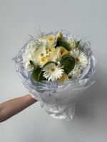 Букет из гортензии, гербер, кустовых пионовидных роз, паникума и диантусов