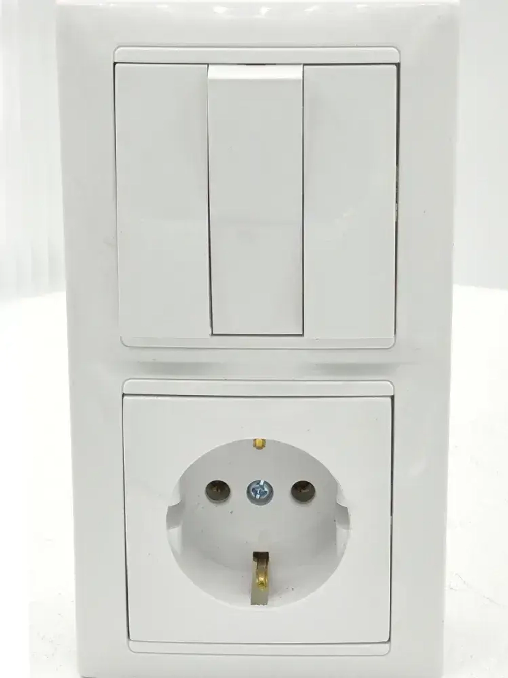 Блок Выключатель трехклавишный + розетка с заземляющим контактом скрытой установки белый 3В-РЦ-695