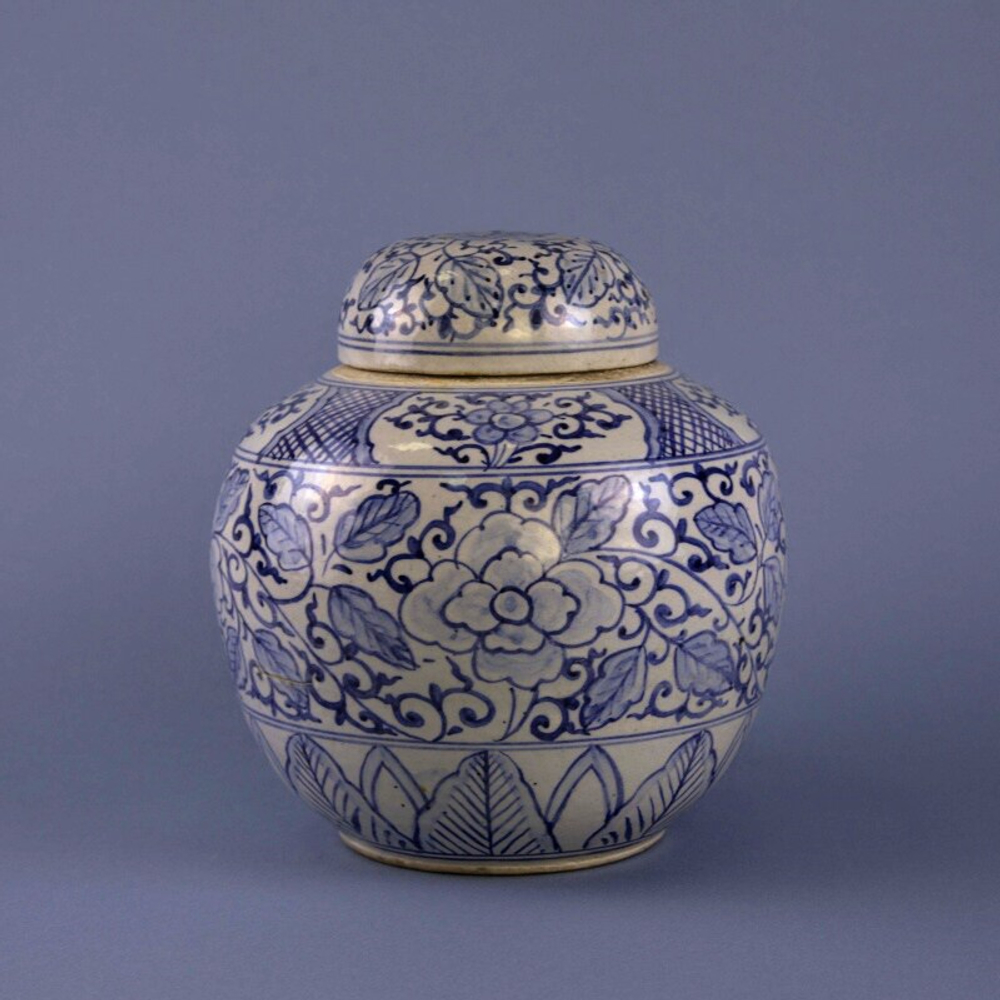 Ваза в бело-синих тонах с крышкой