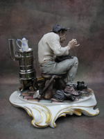 Статуэтка. Фарфор. Латаем штаны. Capodimonte. Италия