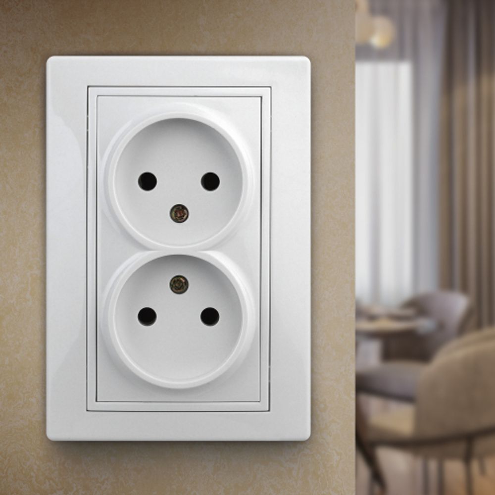 Розетка Intro Plano 1-204-01 без заземления двойная 2х2P, 16А-250В, IP20, СУ, Plano, белый