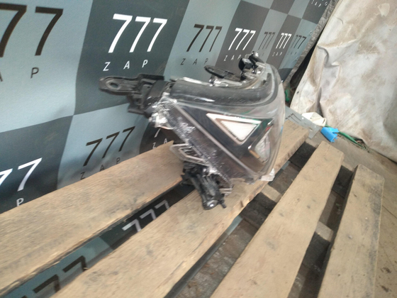 Фара правая LED Toyota RAV4 V (XA50) 18-нв Б/У Оригинал 8111042C11