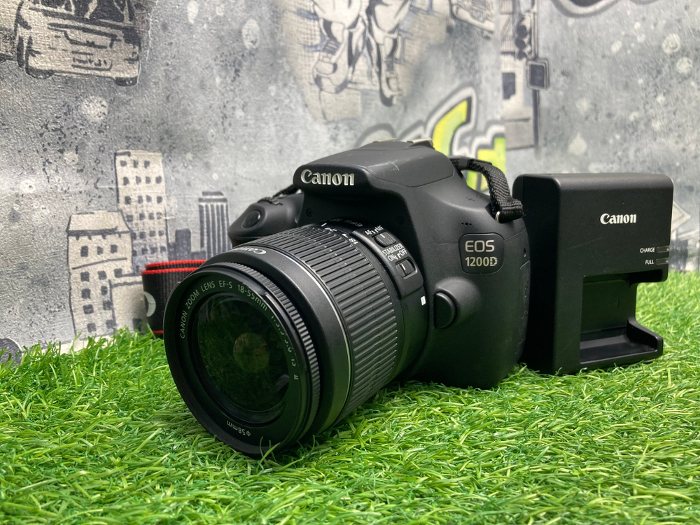 Canon 1200D kit 18-55mm 3.5-5.6 IS II 7.200 кадров