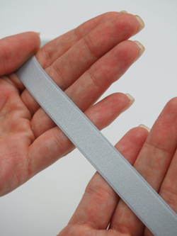 Резинка бретелечная светло-серая глянцевая ширина 13 мм