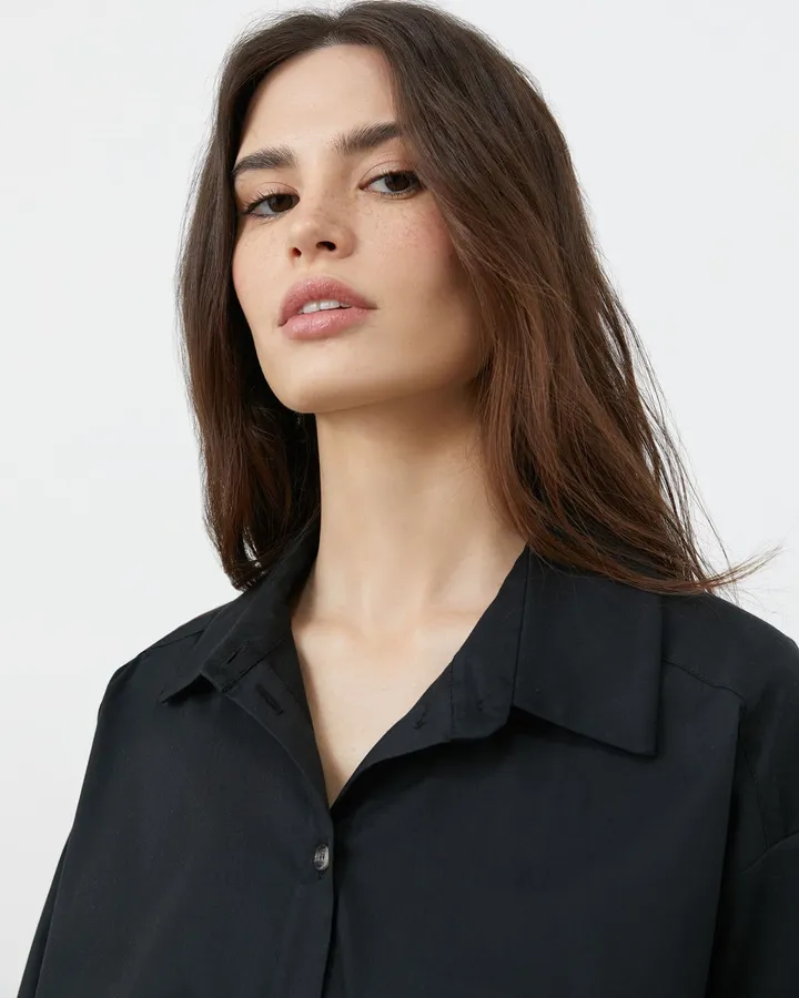 Укороченная рубашка из хлопка черного цвета