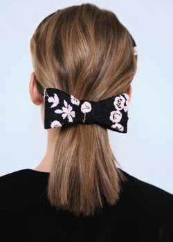 Бант-бабочка с цветочной вышивкой