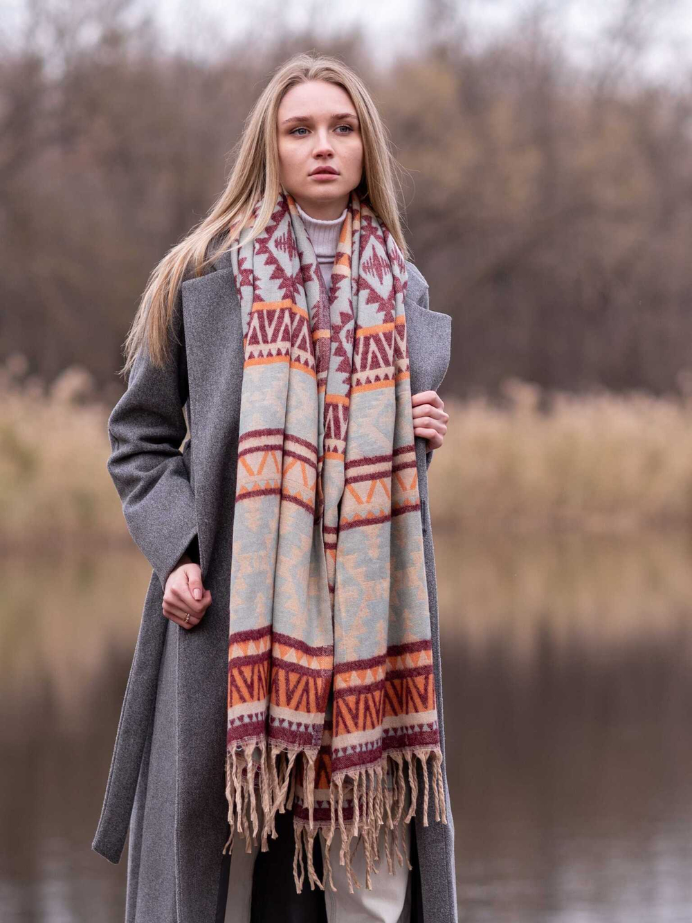 Теплый палантин с орнаментом