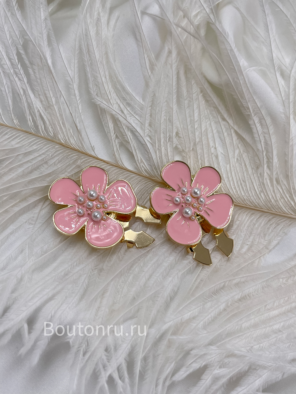 Накладка на пуговицу золотистая с розовой эмалью в форме цветка с жемчугом (клипса)