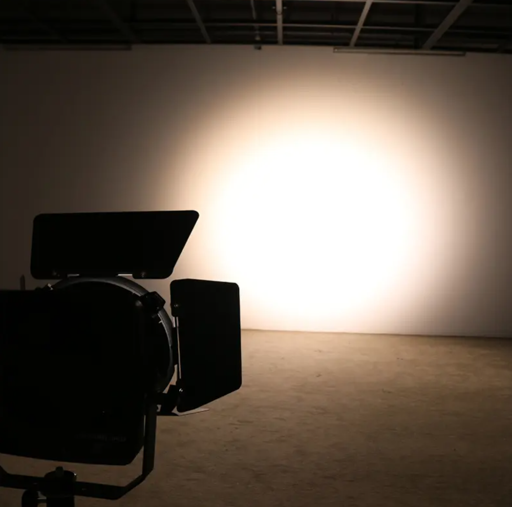 Fan-less 100W Warm White Folding Fresnel — бесшумный Fresnel прожектор 100 Вт 3200K с зумом 20–55°