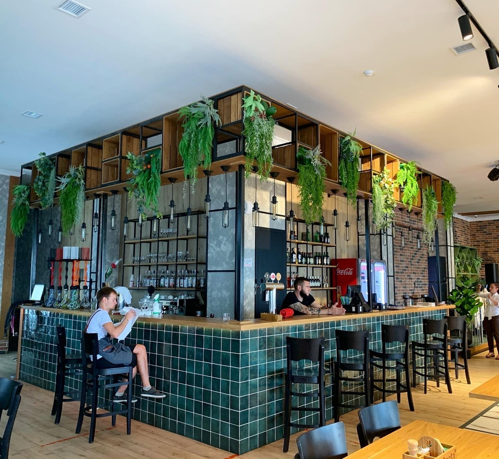 Озеленение искусственными растениями ресторана "La Costa"  г.Геленджик.