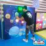 Интерактивная игровая стена «Звёздный бой», с кнопками-планетами и табло счёта