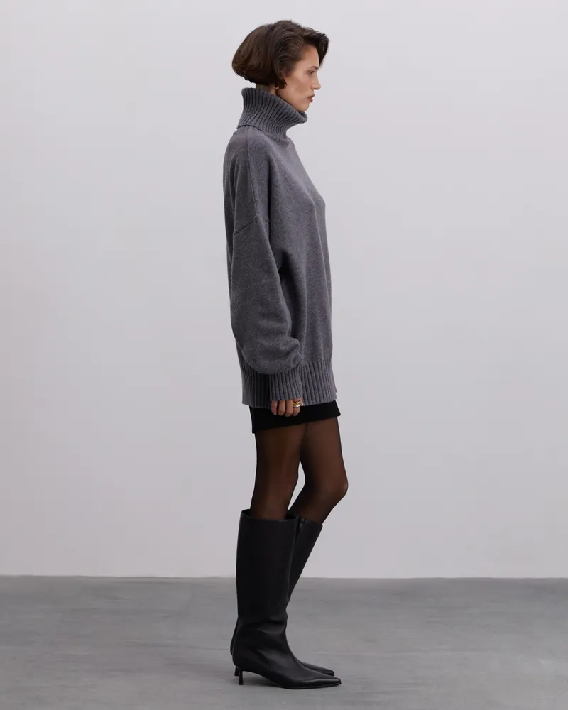 Свитер из шерсти с высоким воротником серый