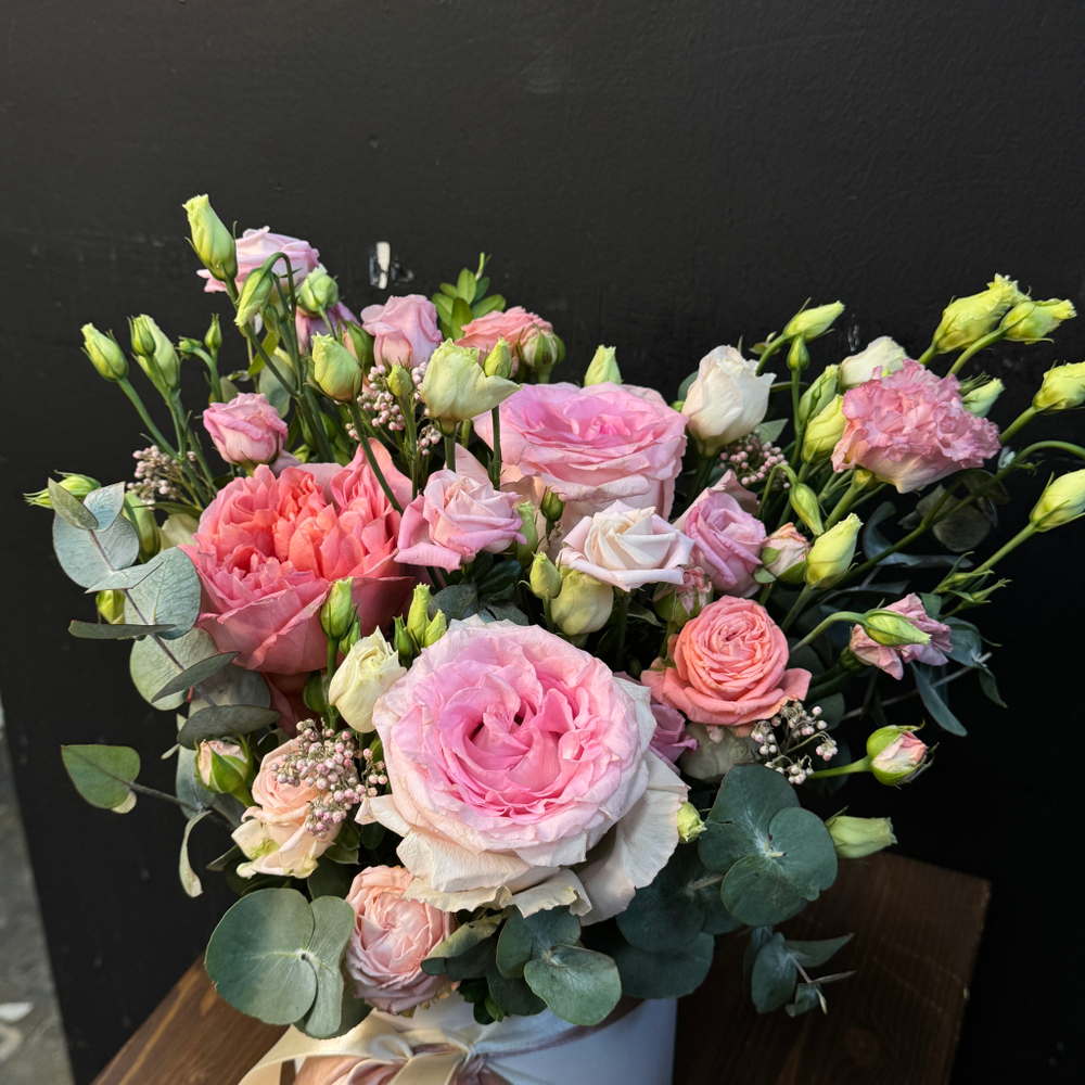 Бокс с розами и эустомой