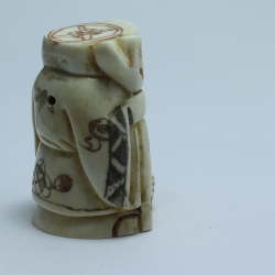 Нэцкэ Дзюродзин с посохом и большой корзиной рыбы