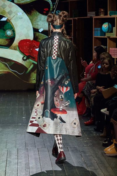 Дизайнерский плащ купить в Москве | Интернет-магазин женской одежды ...