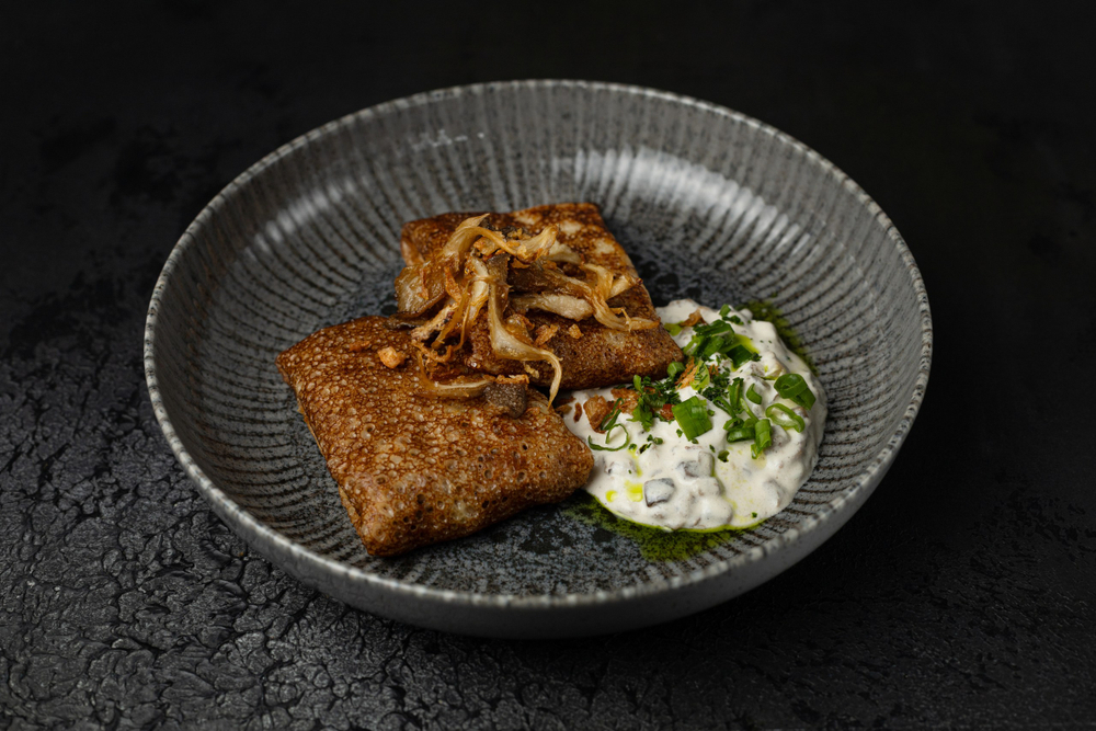 Блины с мясом и грибным соусом