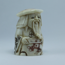 Нэцкэ самурай в круглой шапке с мечом на поясе