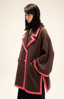 Пальто с розовой окантовкой