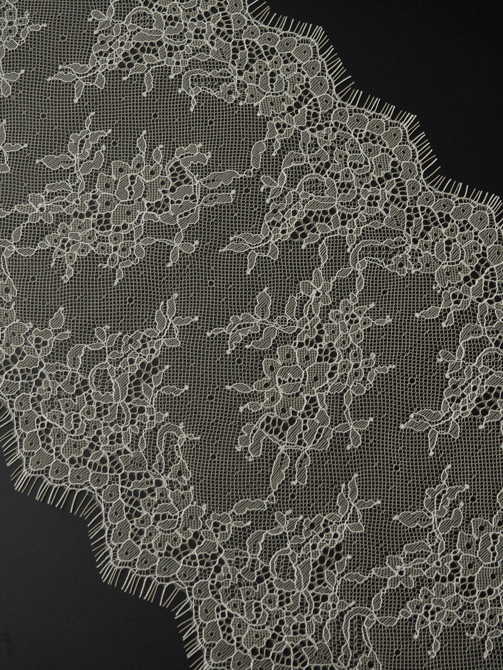 Кружево шантильи бежевое по Лауме неэластичное ширина 23 см ОТРЕЗ 1 м