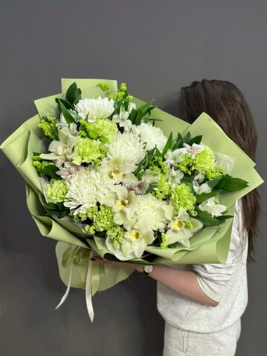 Авторский букет в бело-зеленой гамме