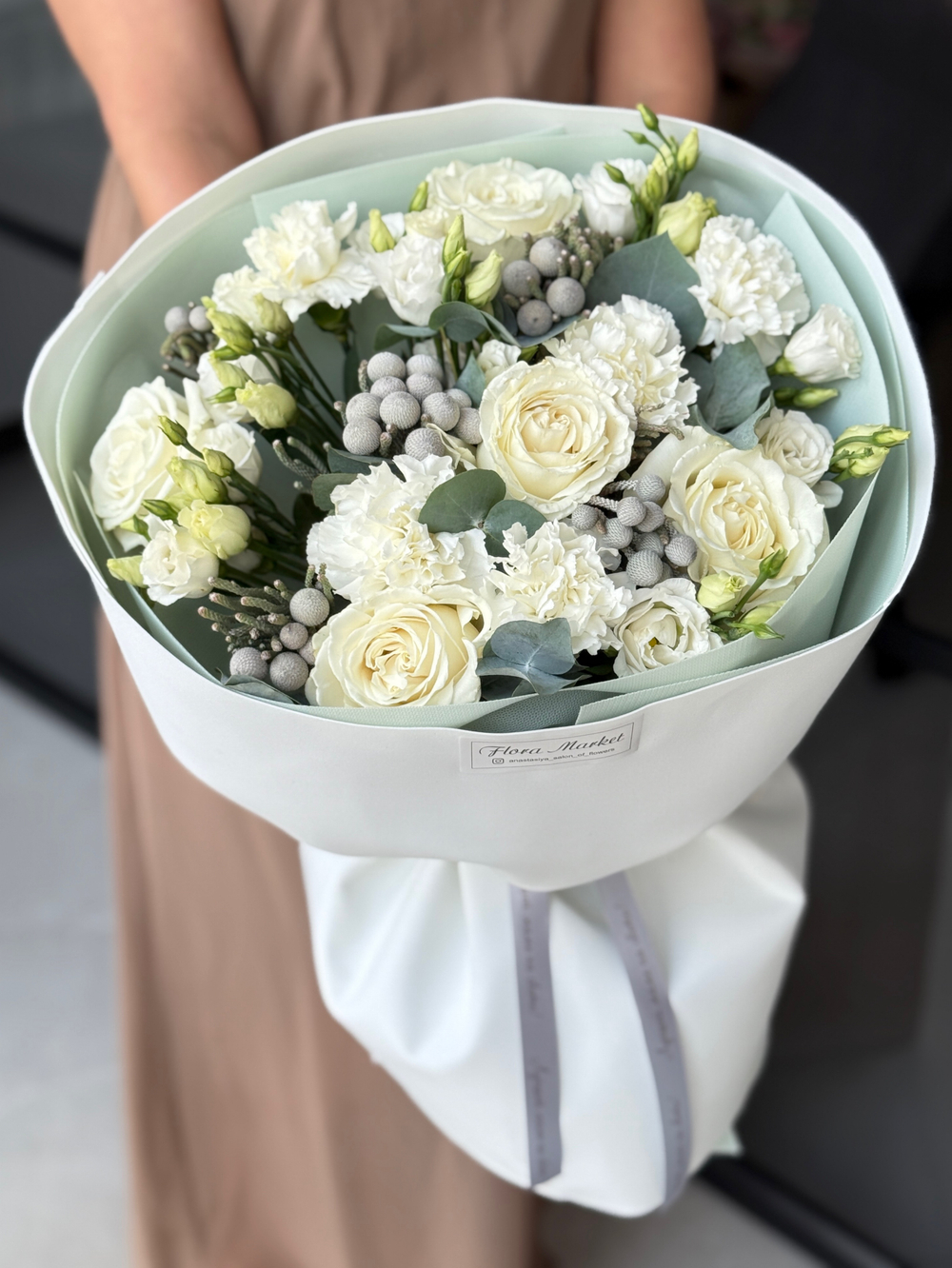 Элегантное сочетание белой гаммы сезонных цветов и зелени в утонченном букете от Флора Маркет