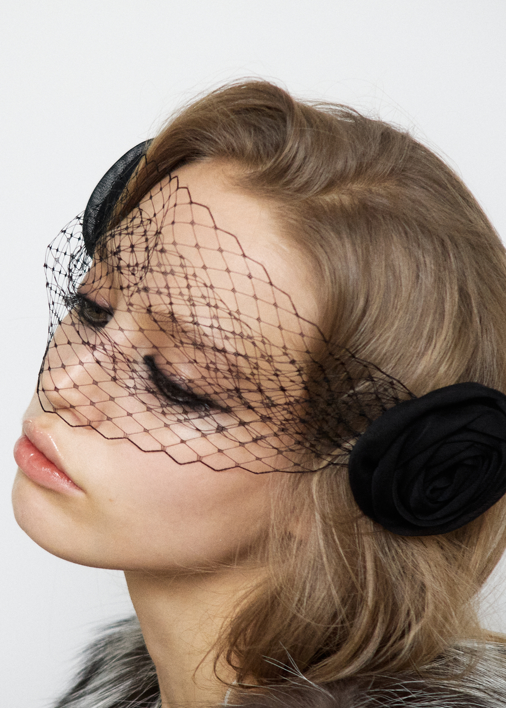 Вуаль черная с цветами по бокам